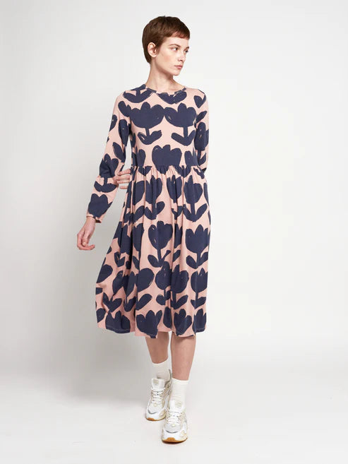 Robe à fleurs rétro