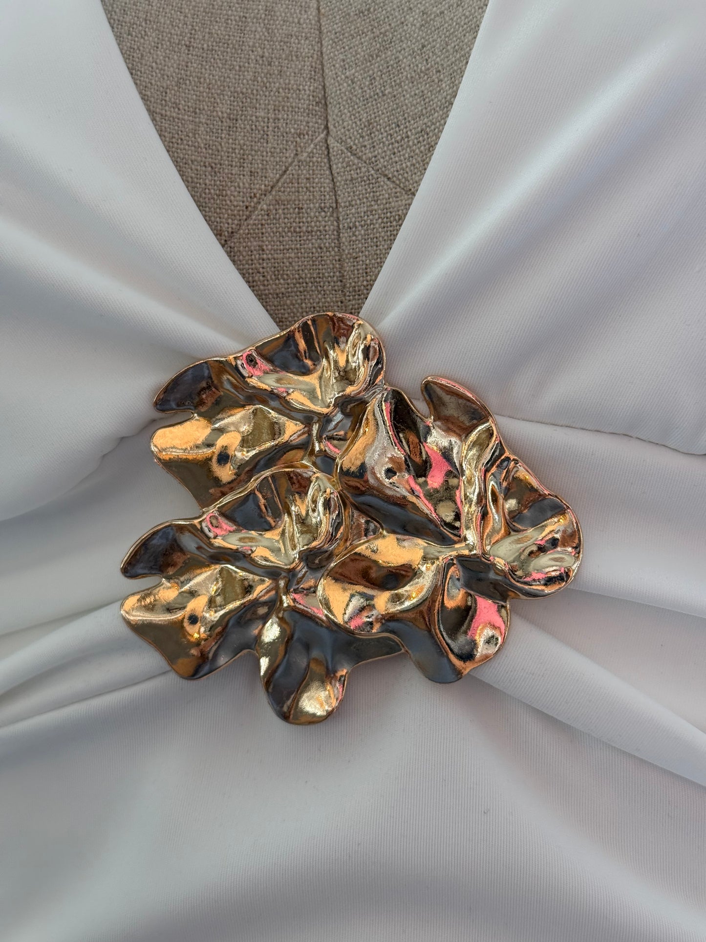 Top à décolleté plongeant et broche bijou