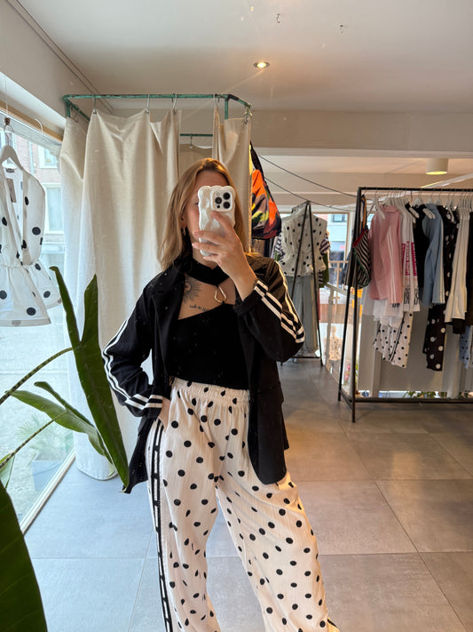 Top en maille côtelé à col halter et boucle en or