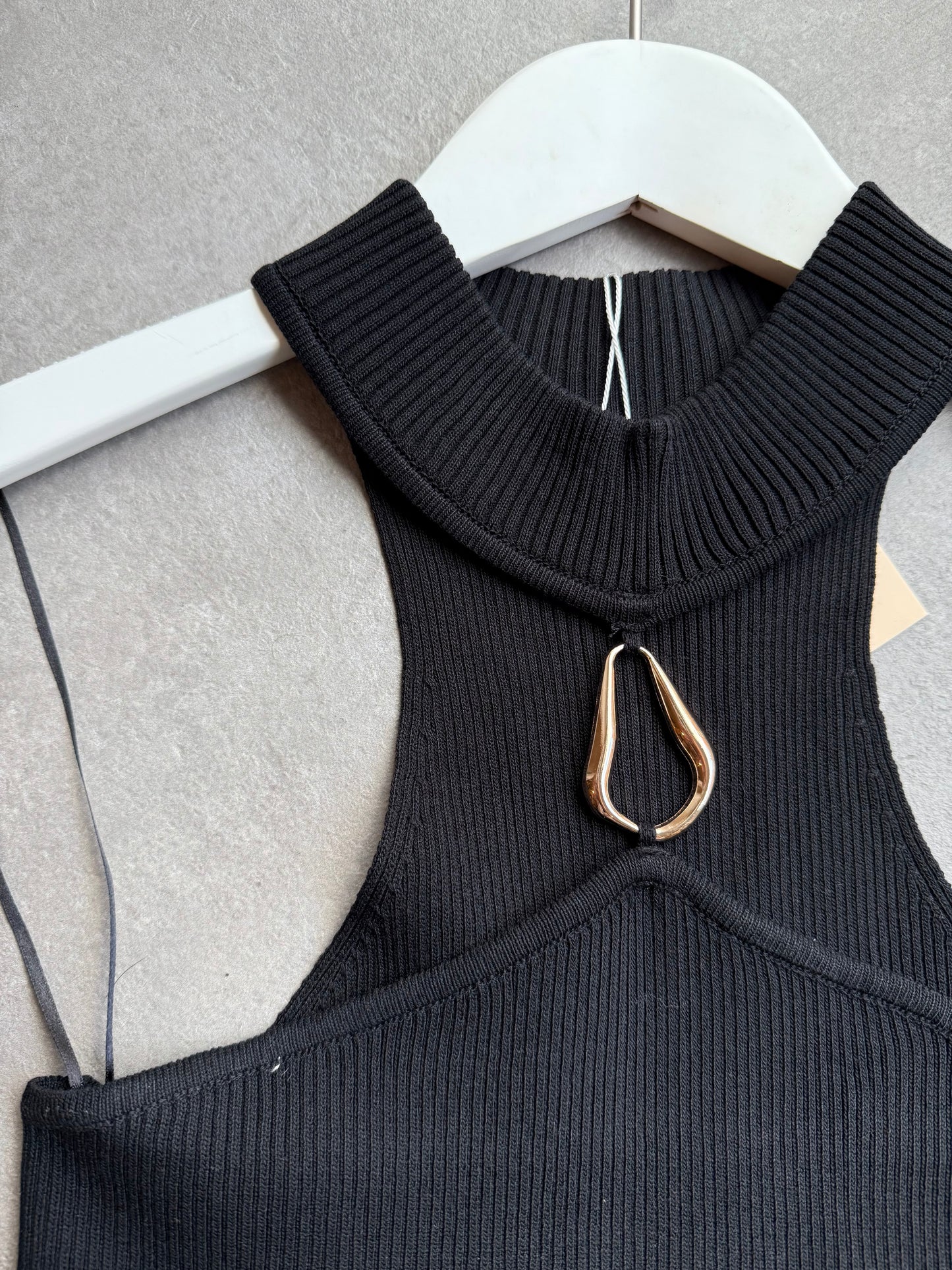 Reste 1 ! Top en maille côtelé à col halter et boucle en or
