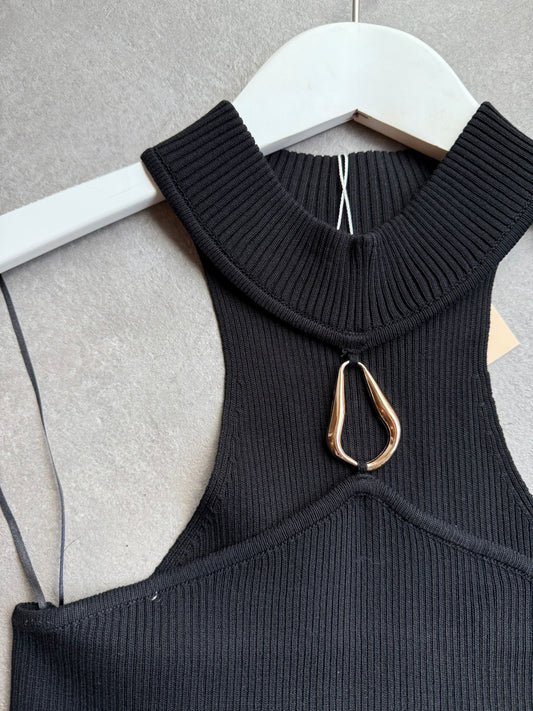 Top en maille côtelé à col halter et boucle en or