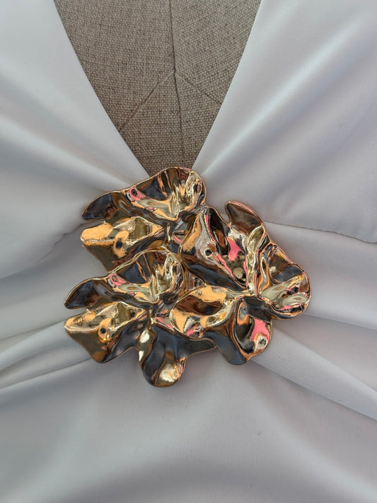 Top à décolleté plongeant et broche bijou