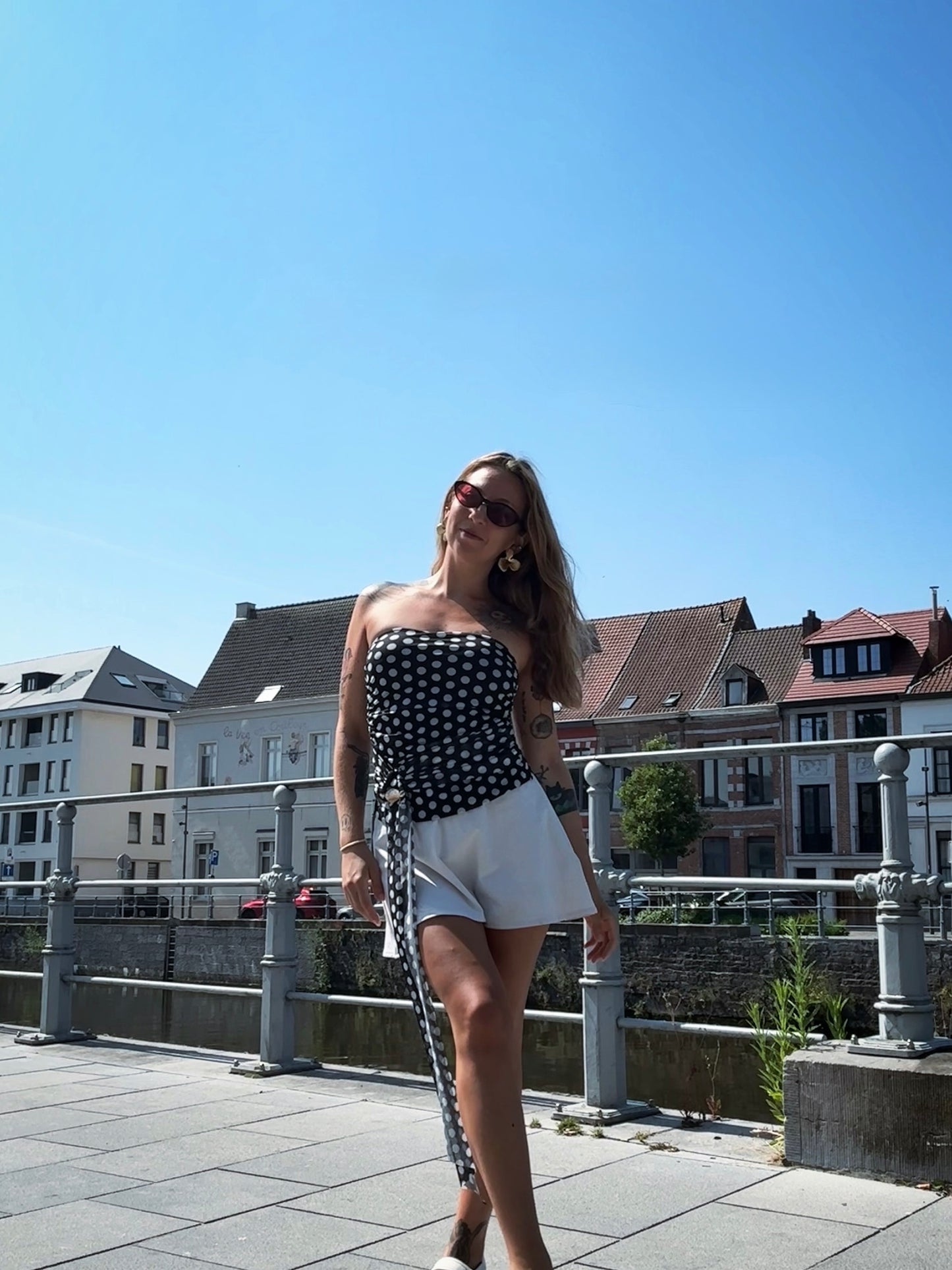 Top Bandeau à Pois avec Longue Écharpe Latérale et Fronces