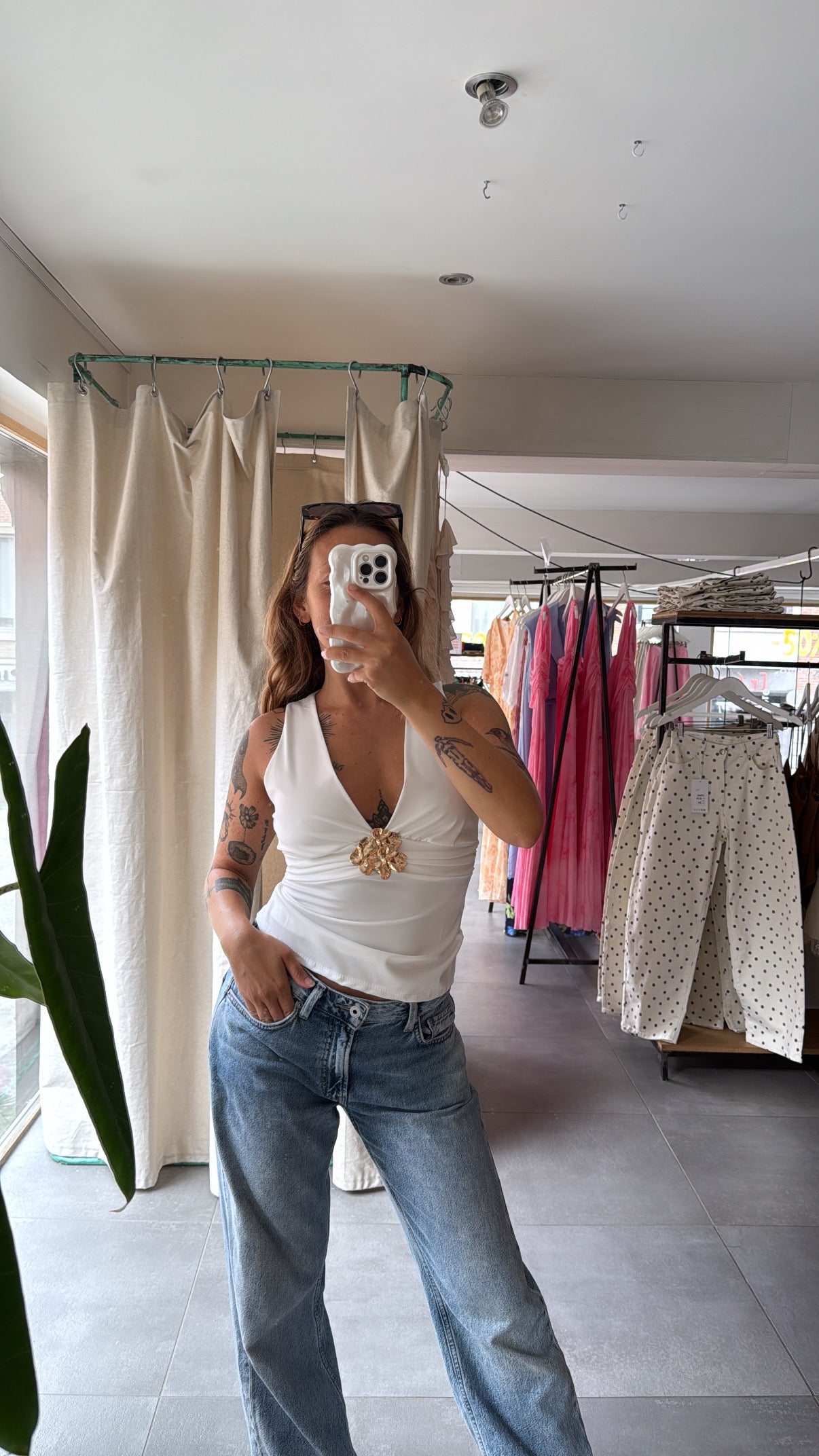 Top à décolleté plongeant et broche bijou