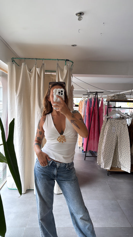 Top à décolleté plongeant et broche bijou